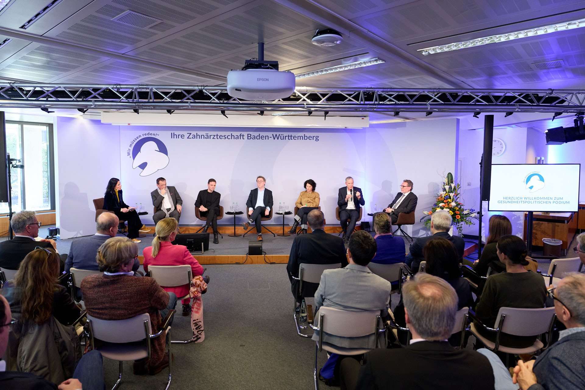 Setting der hybriden Podiumsdiskussion f&uuml;r die Landeszahn&auml;rztekammer Baden-W&uuml;rttemberg