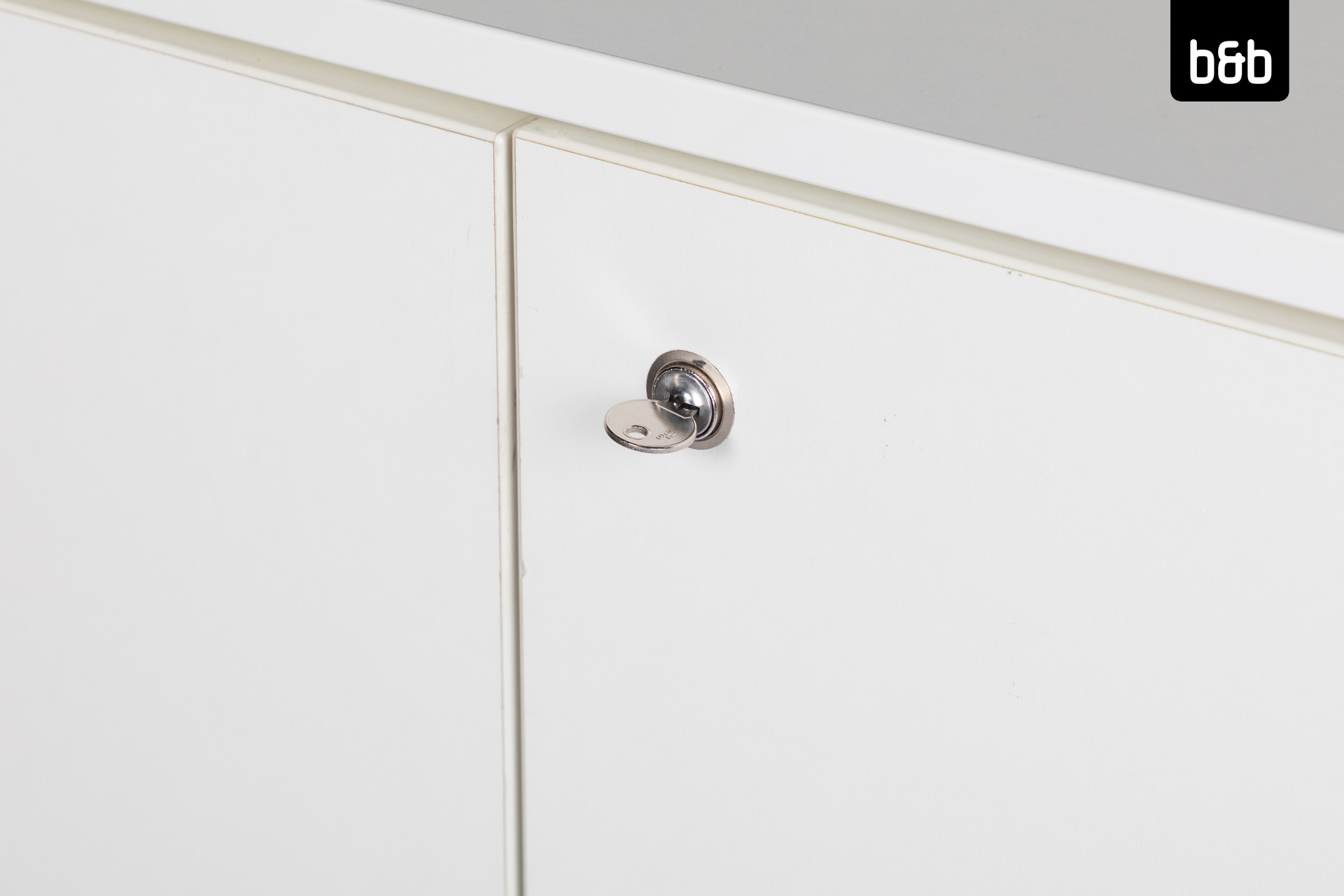 2403-bbet-a-71709a-71377-theke_design_gerade_beleuchtetdoppel-ture_mit_schlossweiss-02.3-059.jpg